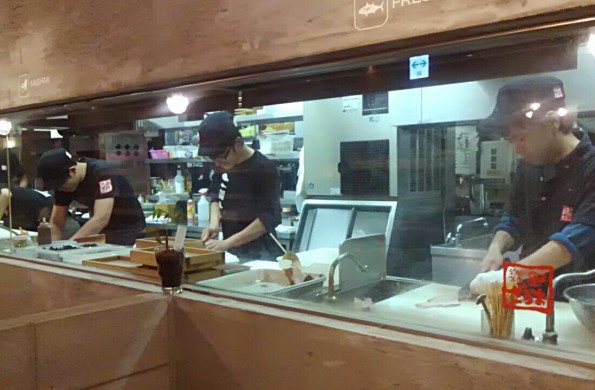 客席から調理風景を見ることができる目黒店のキッチン